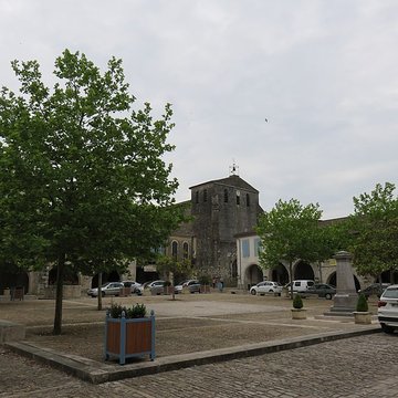 Maisons entourant la Place de la Liberté à Castelsagrat