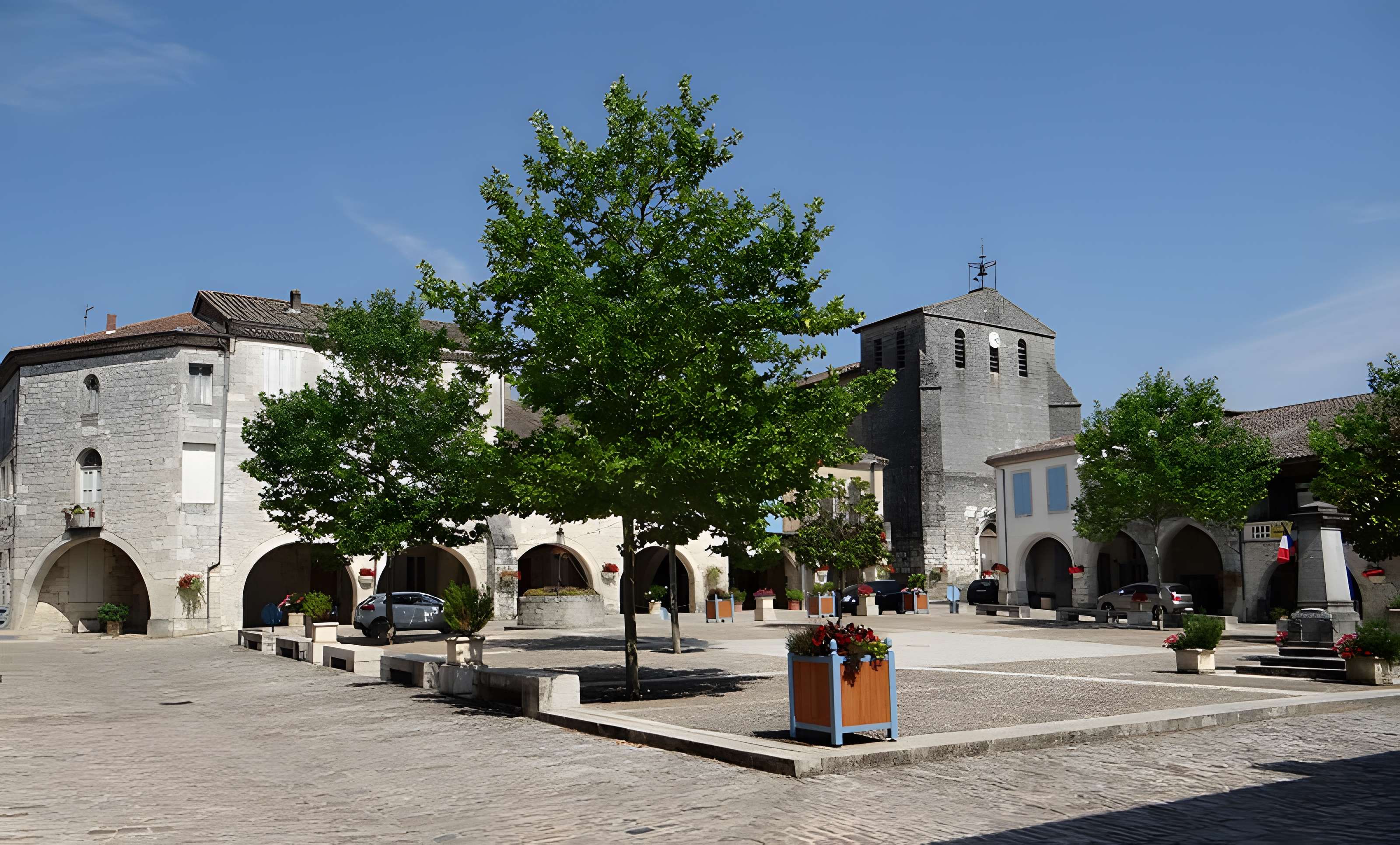 Maisons entourant la Place de la Liberté à Castelsagrat 