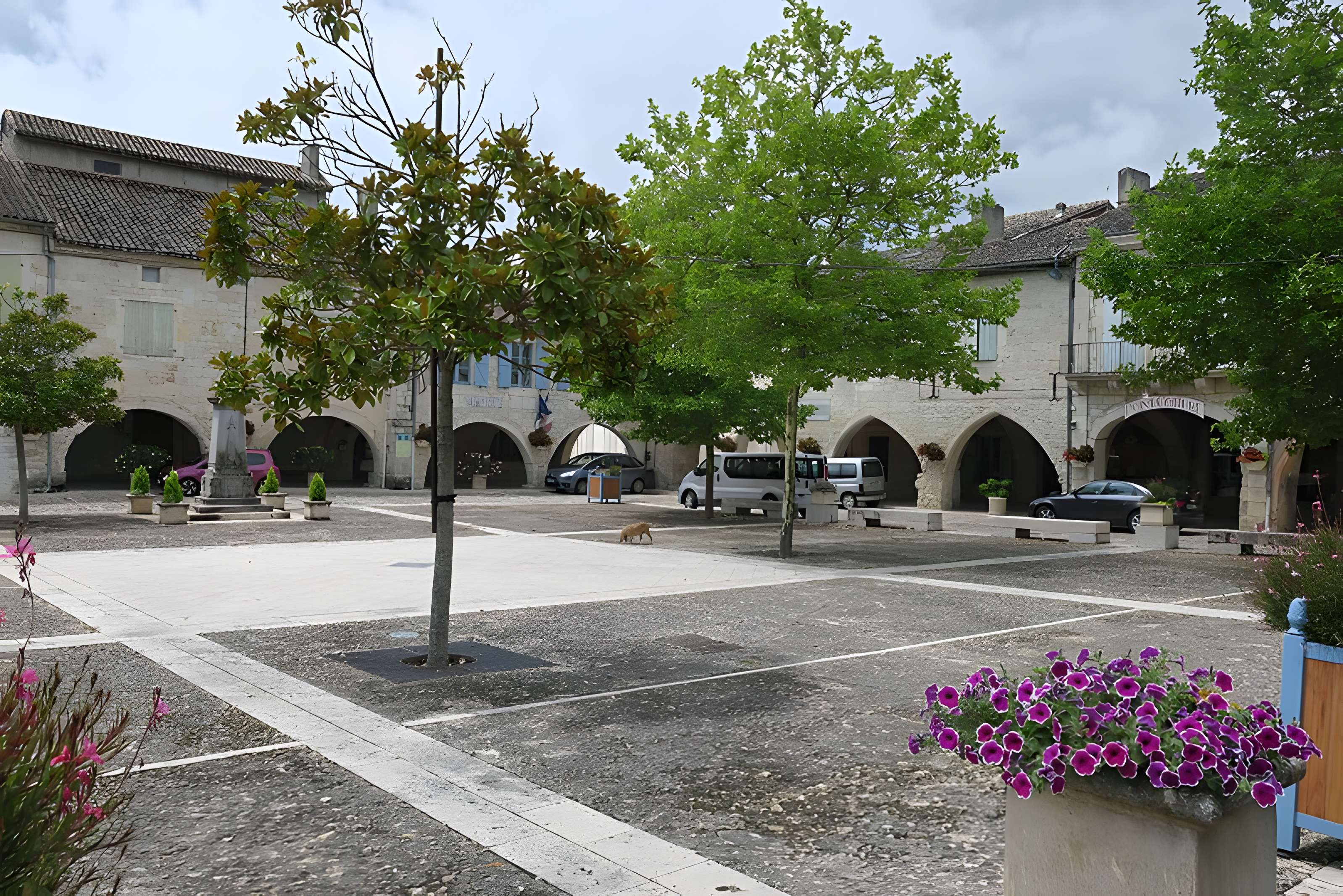 Maisons entourant la Place de la Liberté à Castelsagrat
