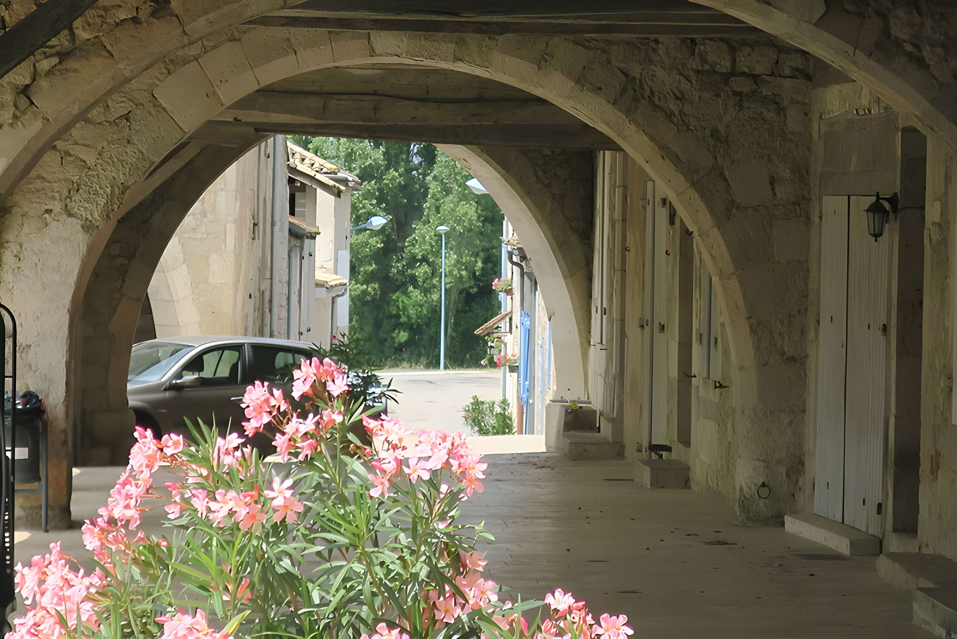 Maisons entourant la Place de la Liberté à Castelsagrat