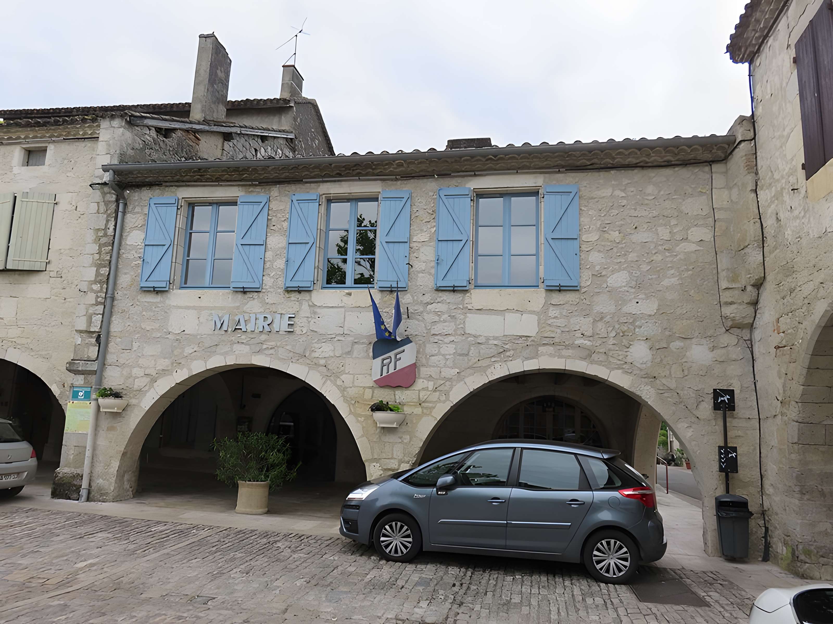 Maisons entourant la Place de la Liberté à Castelsagrat