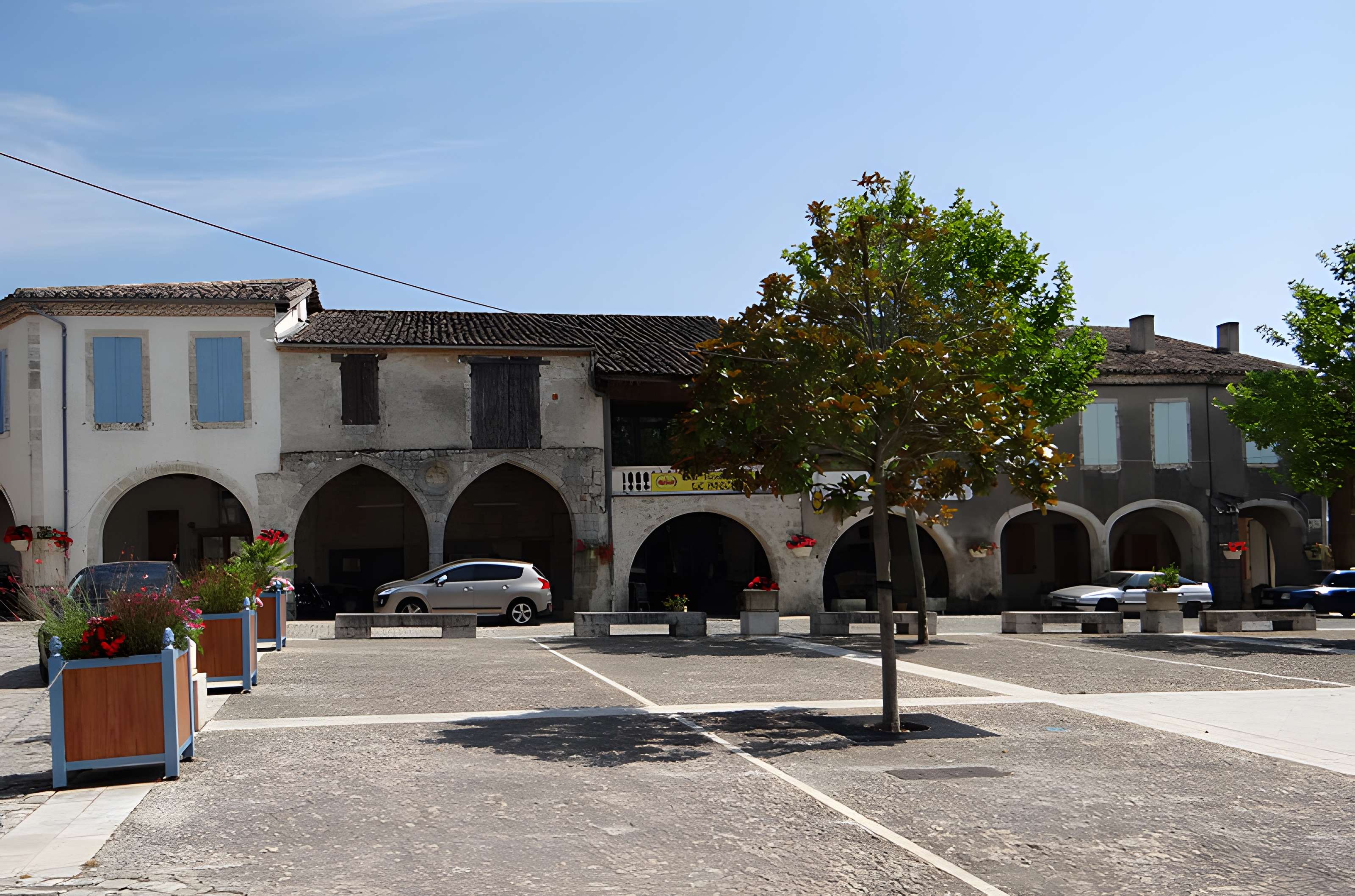 Maisons entourant la Place de la Liberté à Castelsagrat