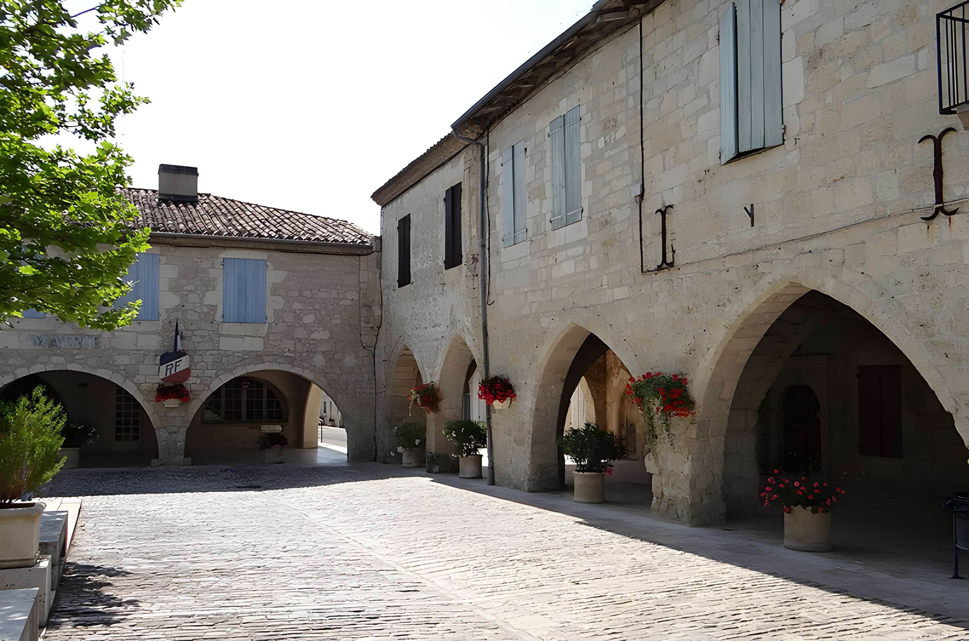 Maisons entourant la Place de la Liberté à Castelsagrat