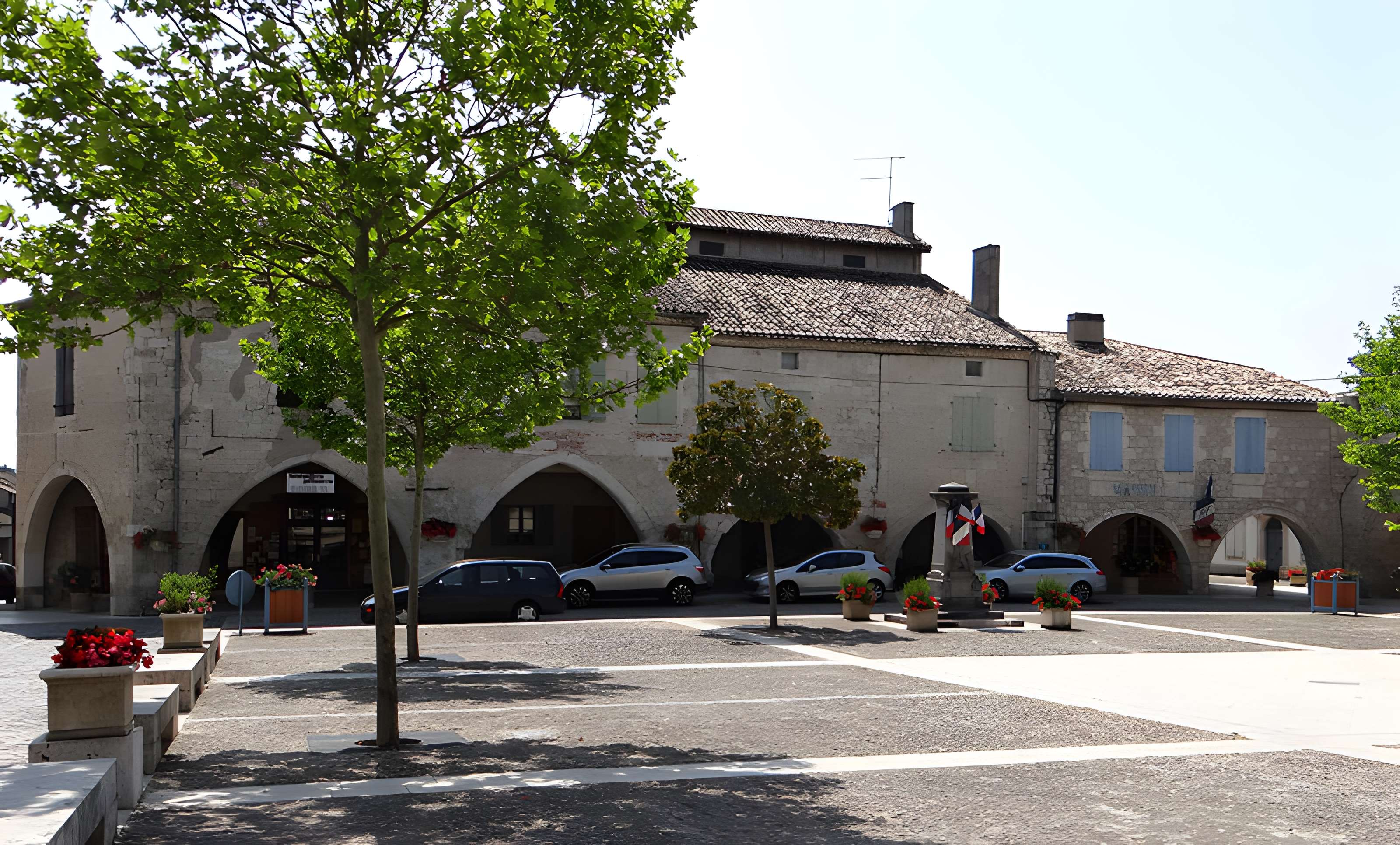 Maisons entourant la Place de la Liberté à Castelsagrat
