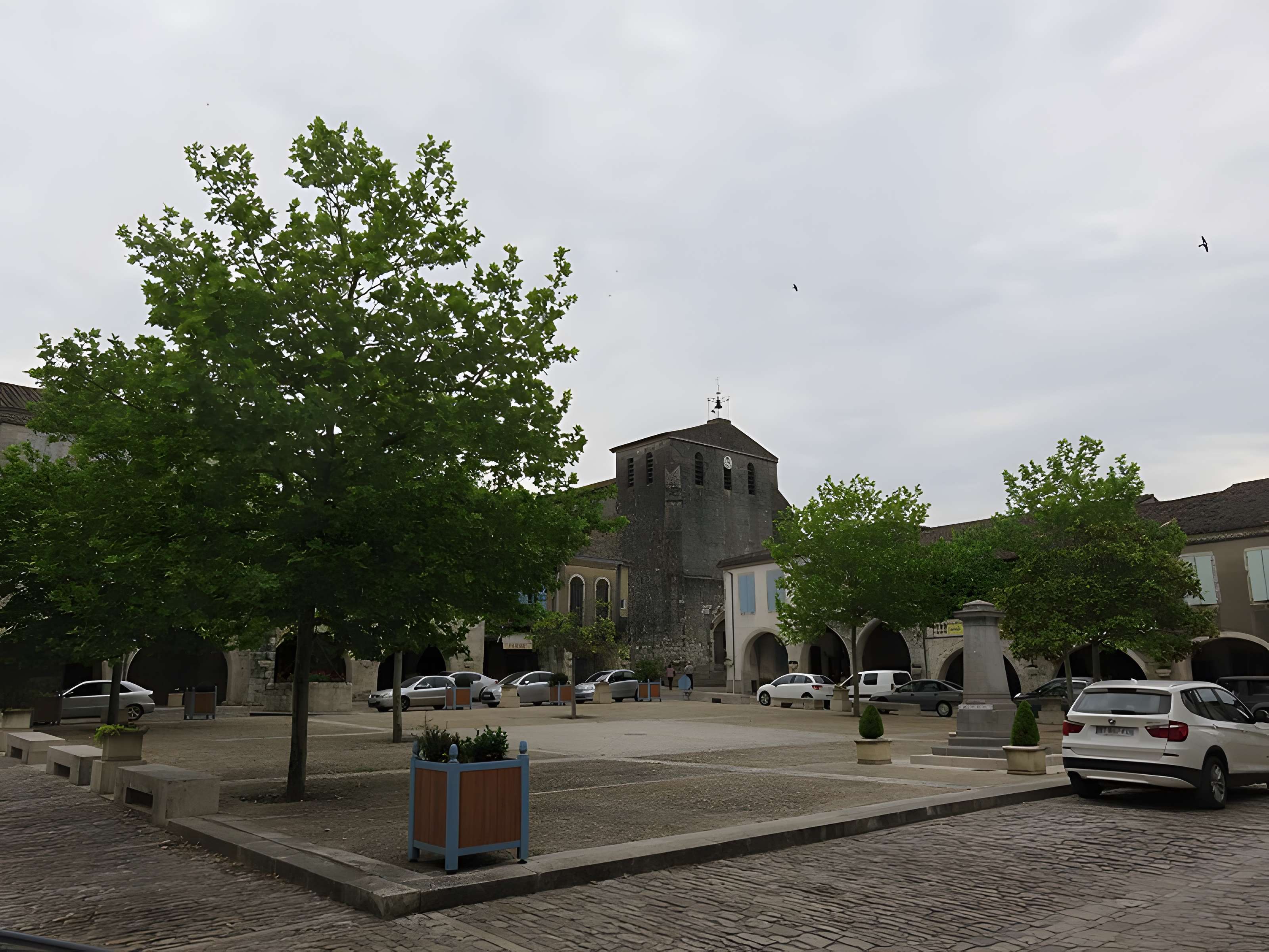 Maisons entourant la Place de la Liberté à Castelsagrat