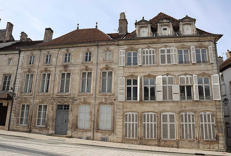 Maisons, Place Jeanne-d'Arc à Neufchâteau