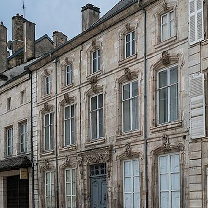 Photo de Maisons, Place Jeanne-dArc à Neufchâteau