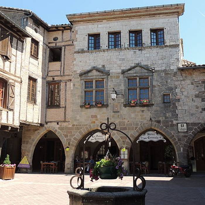 Photo de Maisons, Place Publique à Castelnau-de-Montmiral