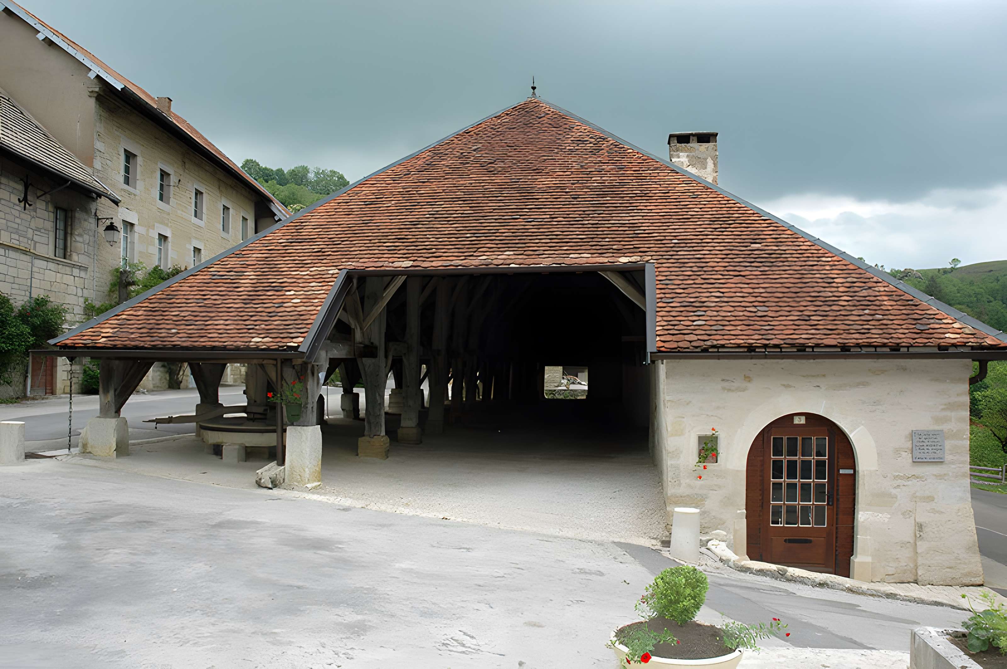 Halles et son moulin à huile de Belvoir