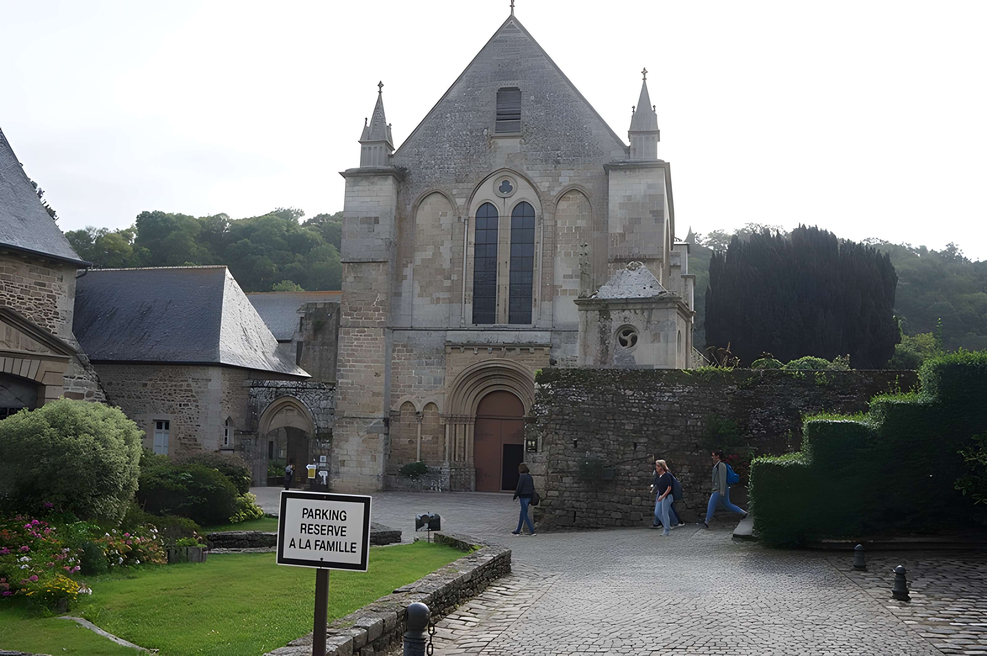 Ruines de l'ancien prieuré royal de Saint-Magloire