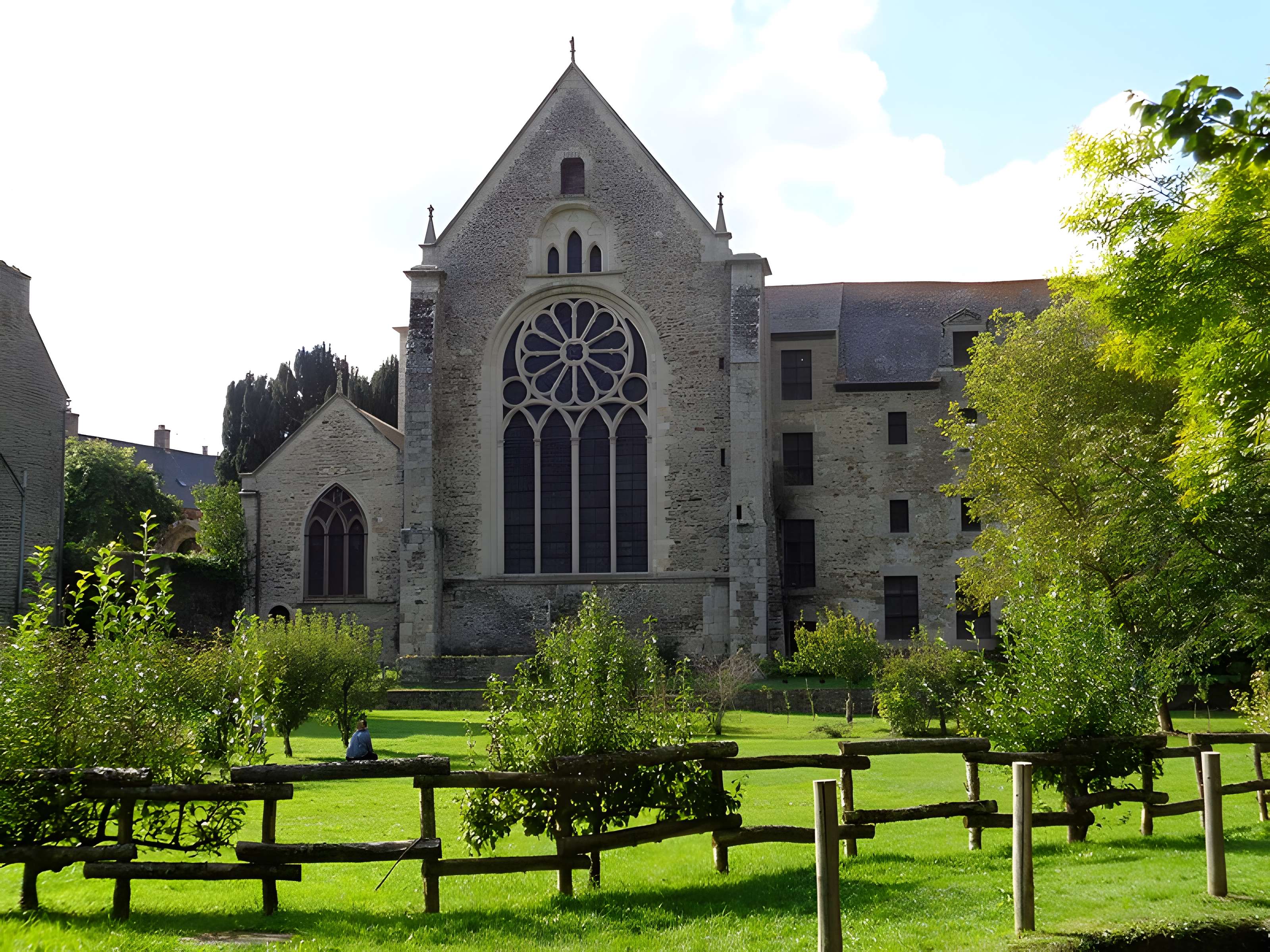 Ruines de l'ancien prieuré royal de Saint-Magloire