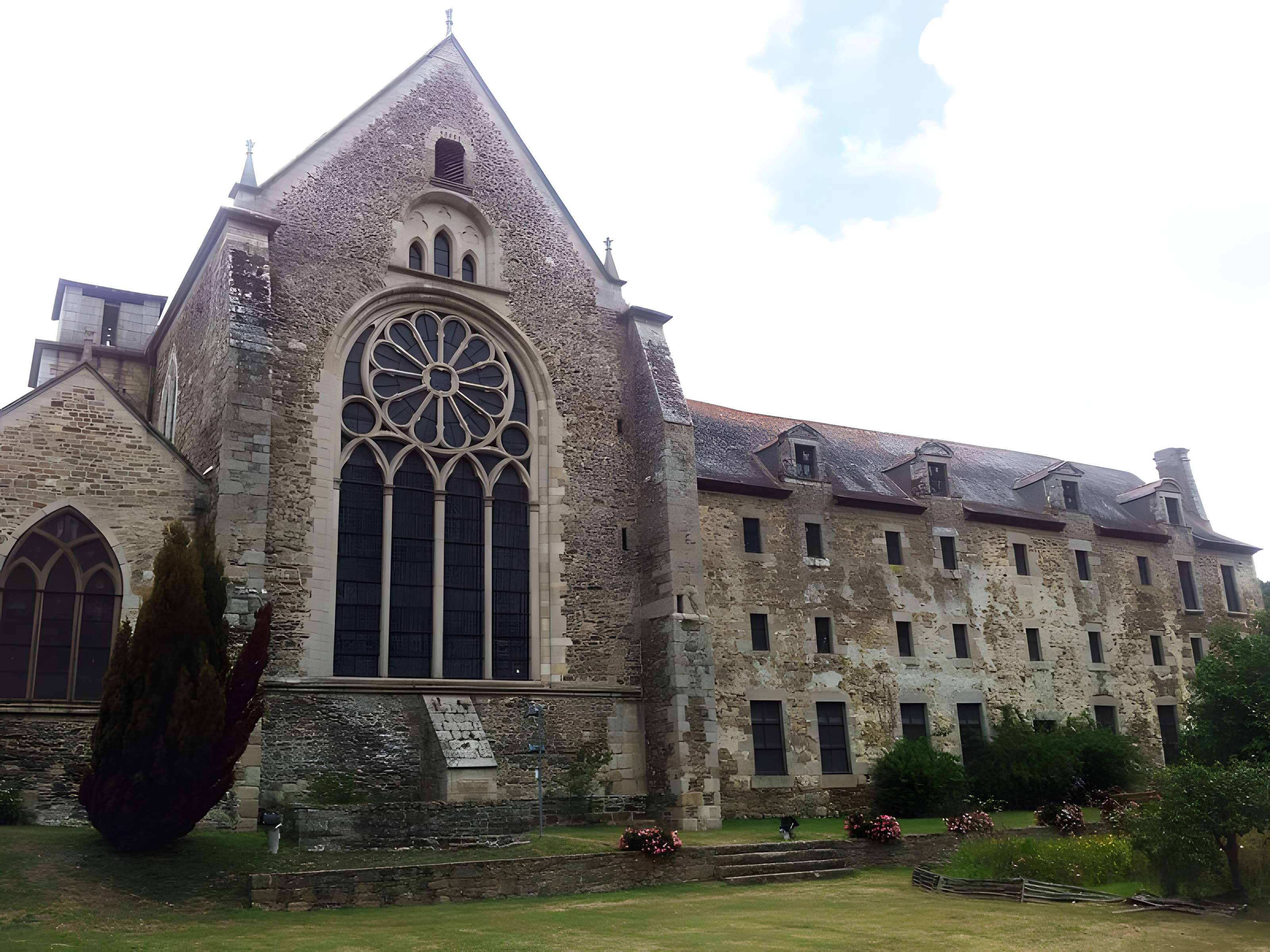 Ruines de l'ancien prieuré royal de Saint-Magloire