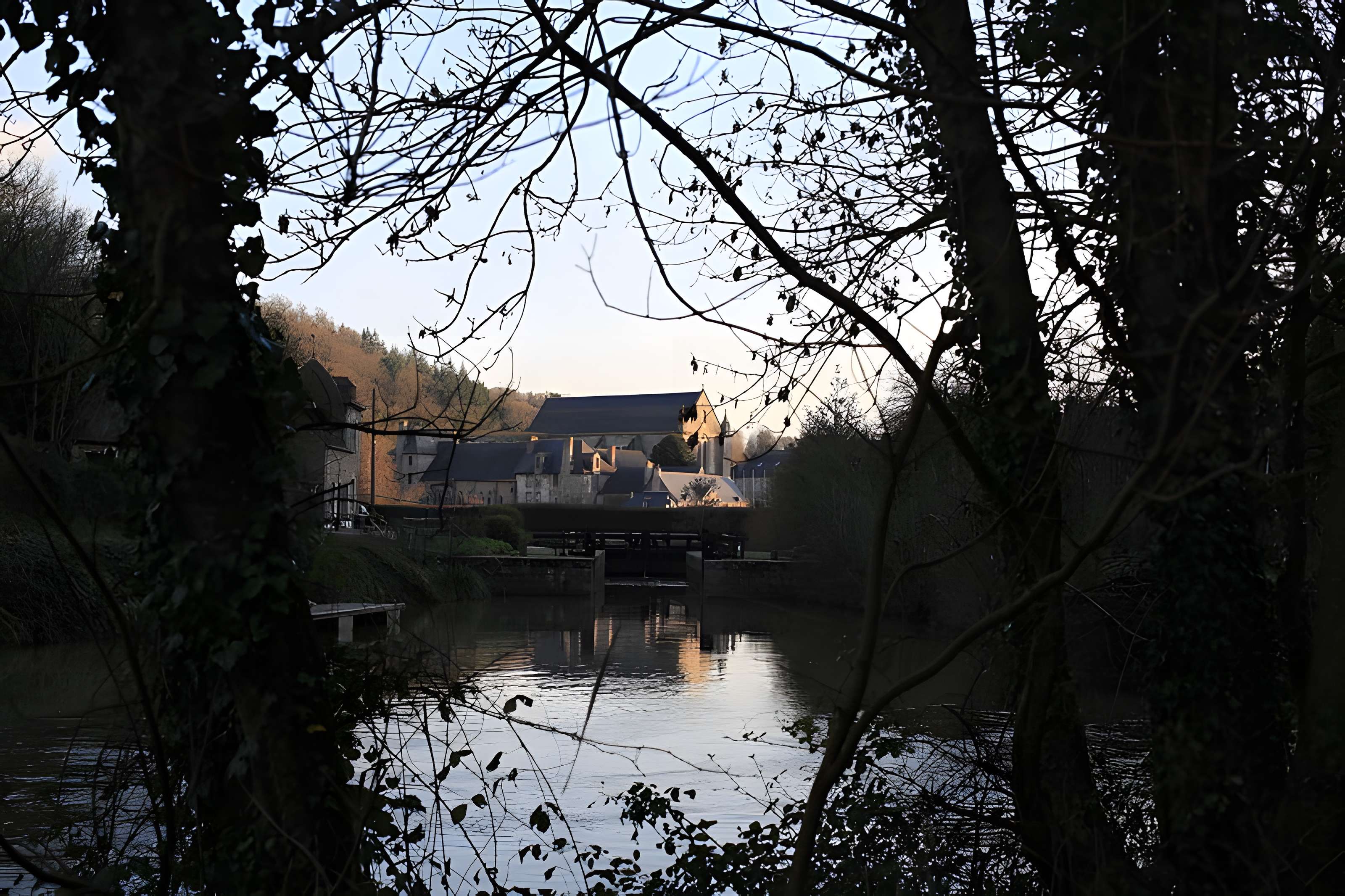 Ruines de l'ancien prieuré royal de Saint-Magloire