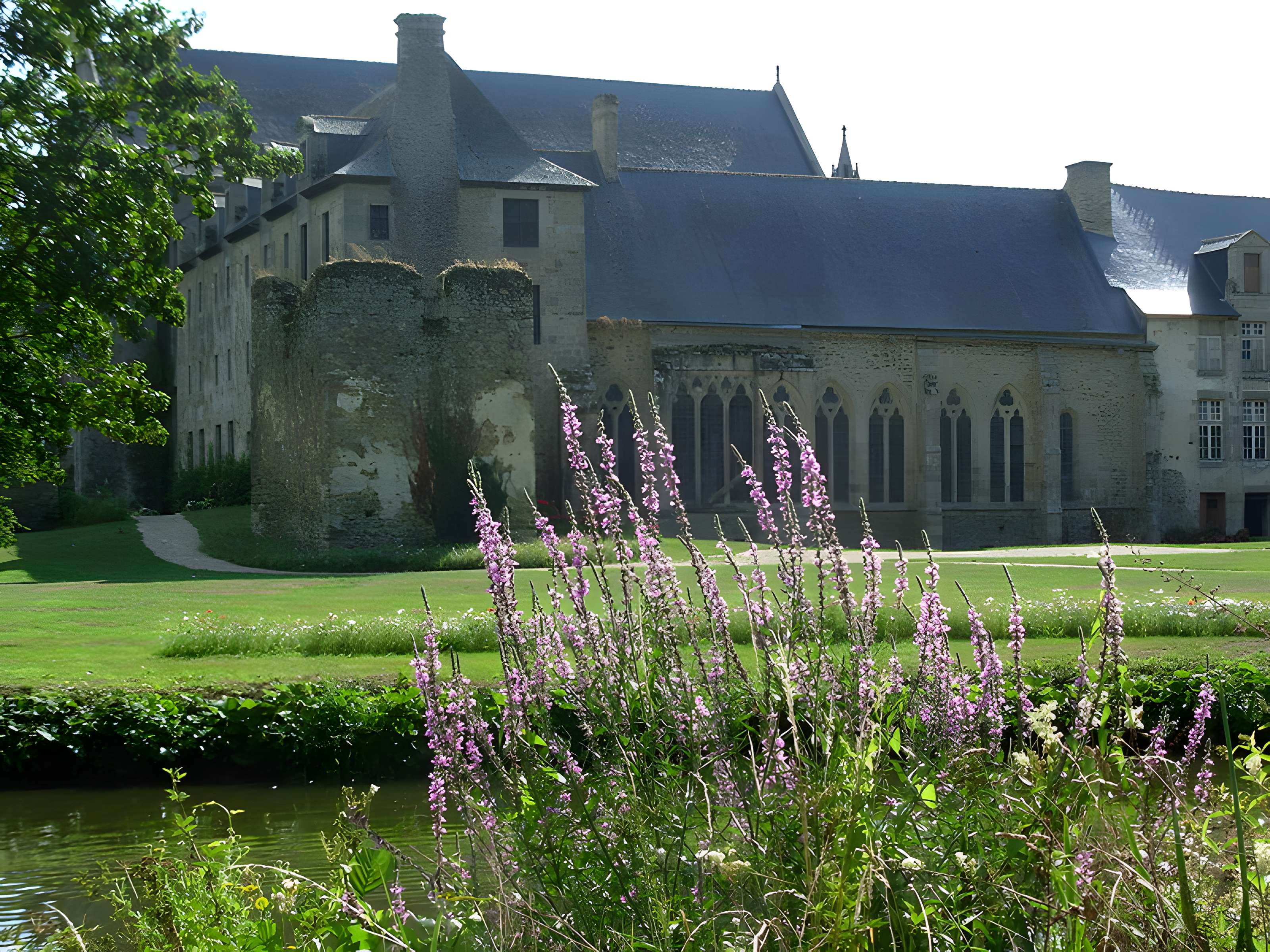Ruines de l'ancien prieuré royal de Saint-Magloire