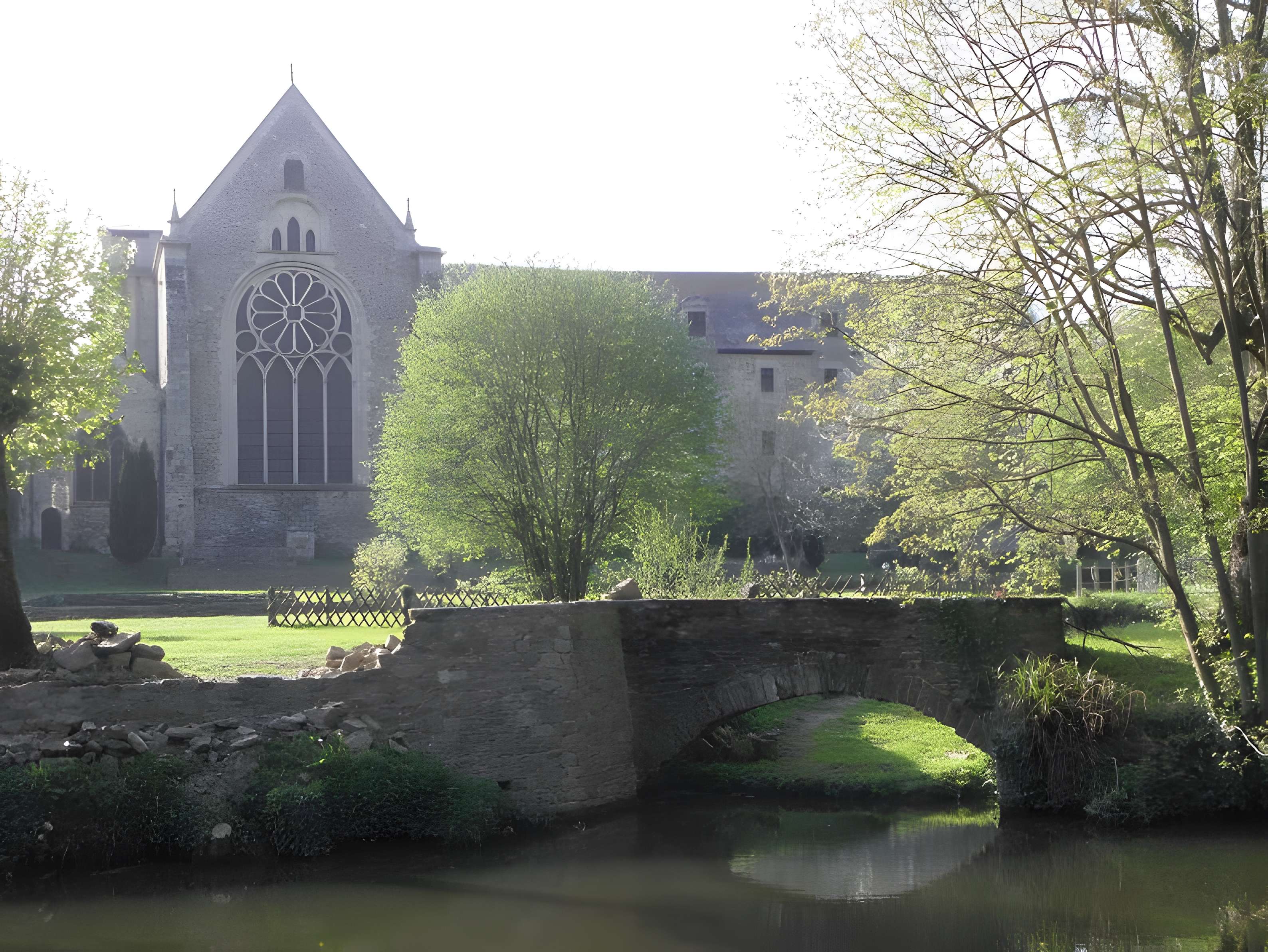 Ruines de l'ancien prieuré royal de Saint-Magloire