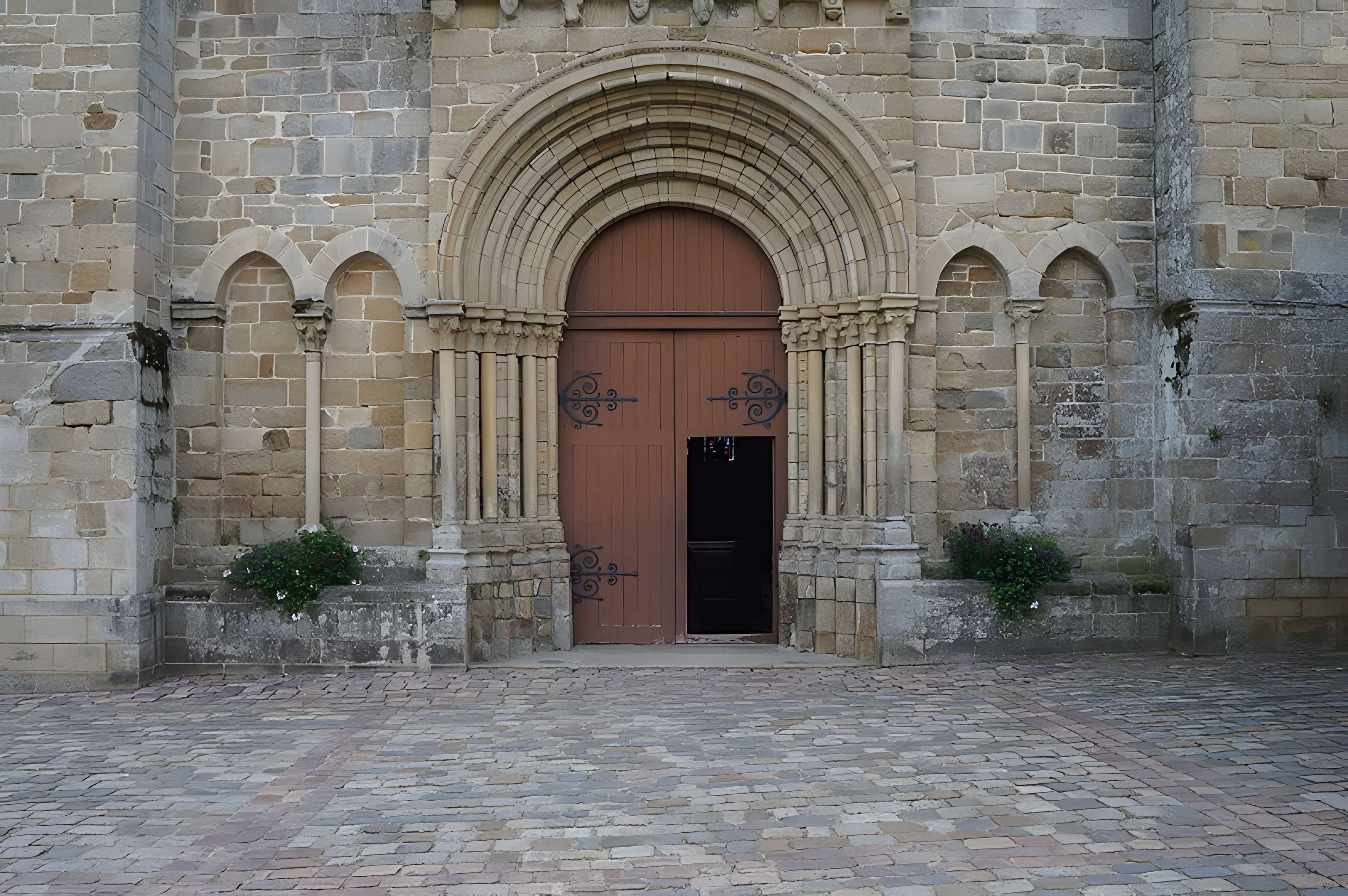 Ruines de l'ancien prieuré royal de Saint-Magloire