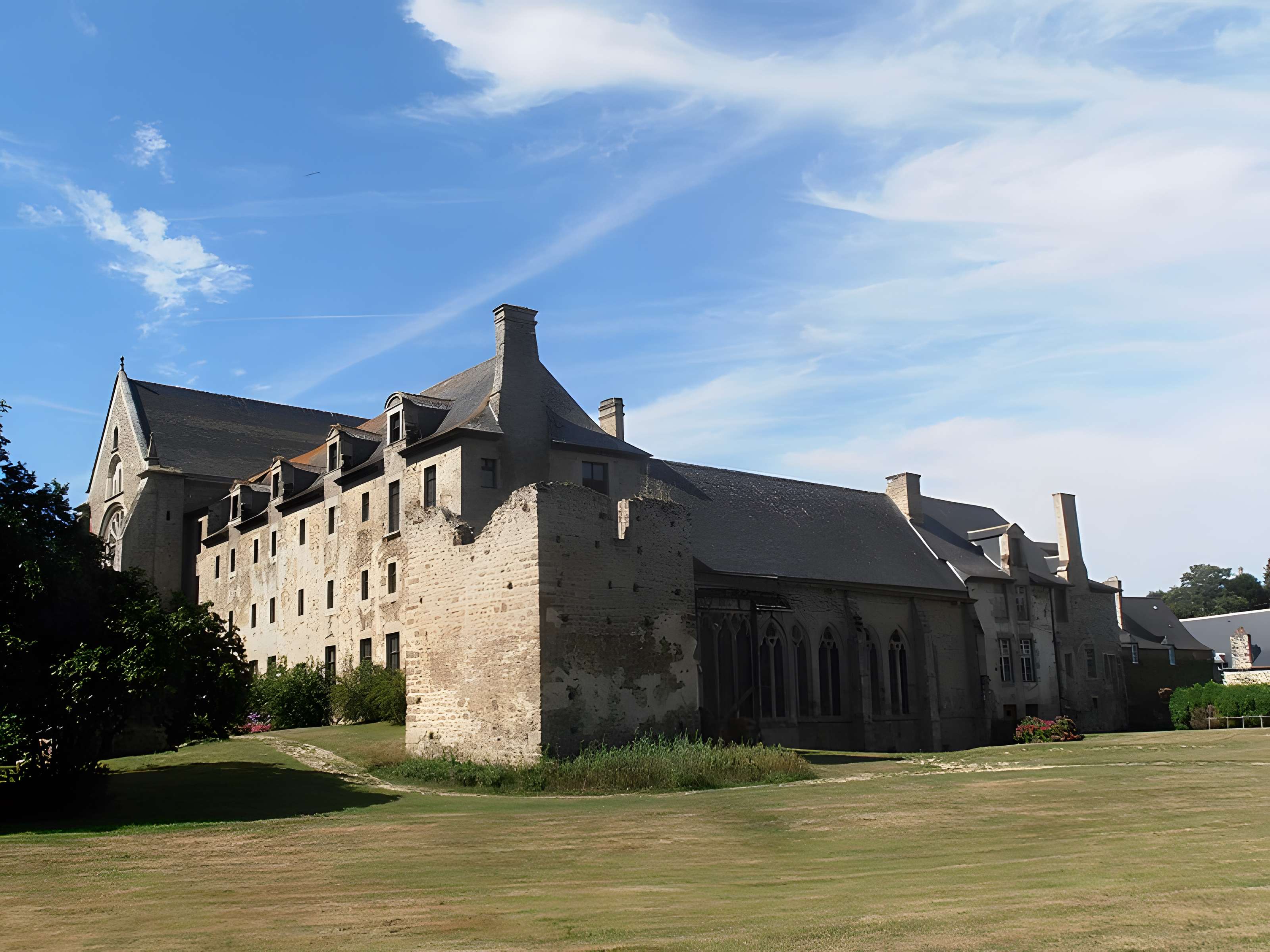 Ruines de l'ancien prieuré royal de Saint-Magloire