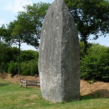 menhir de cailouan a plesidy