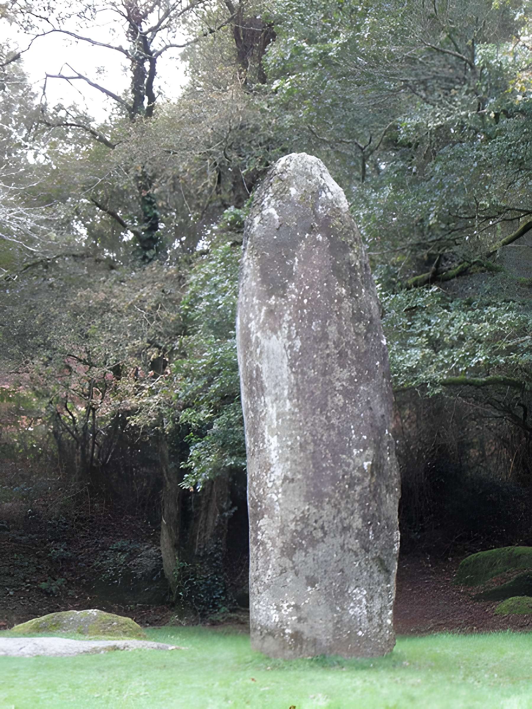 Menhir de Kerampeulven à Berrien 