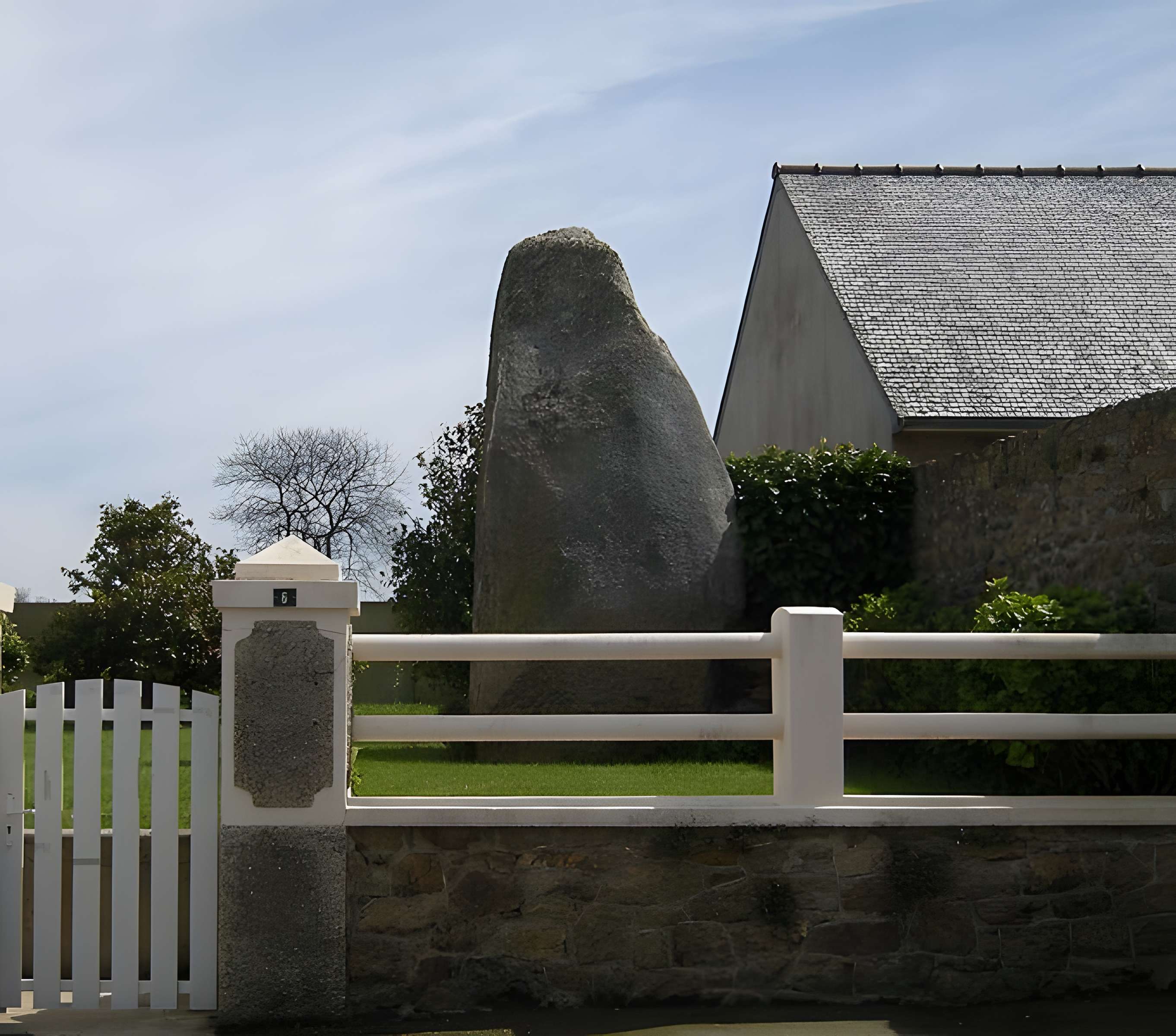 Menhir de Kerbelven à Penvénan 