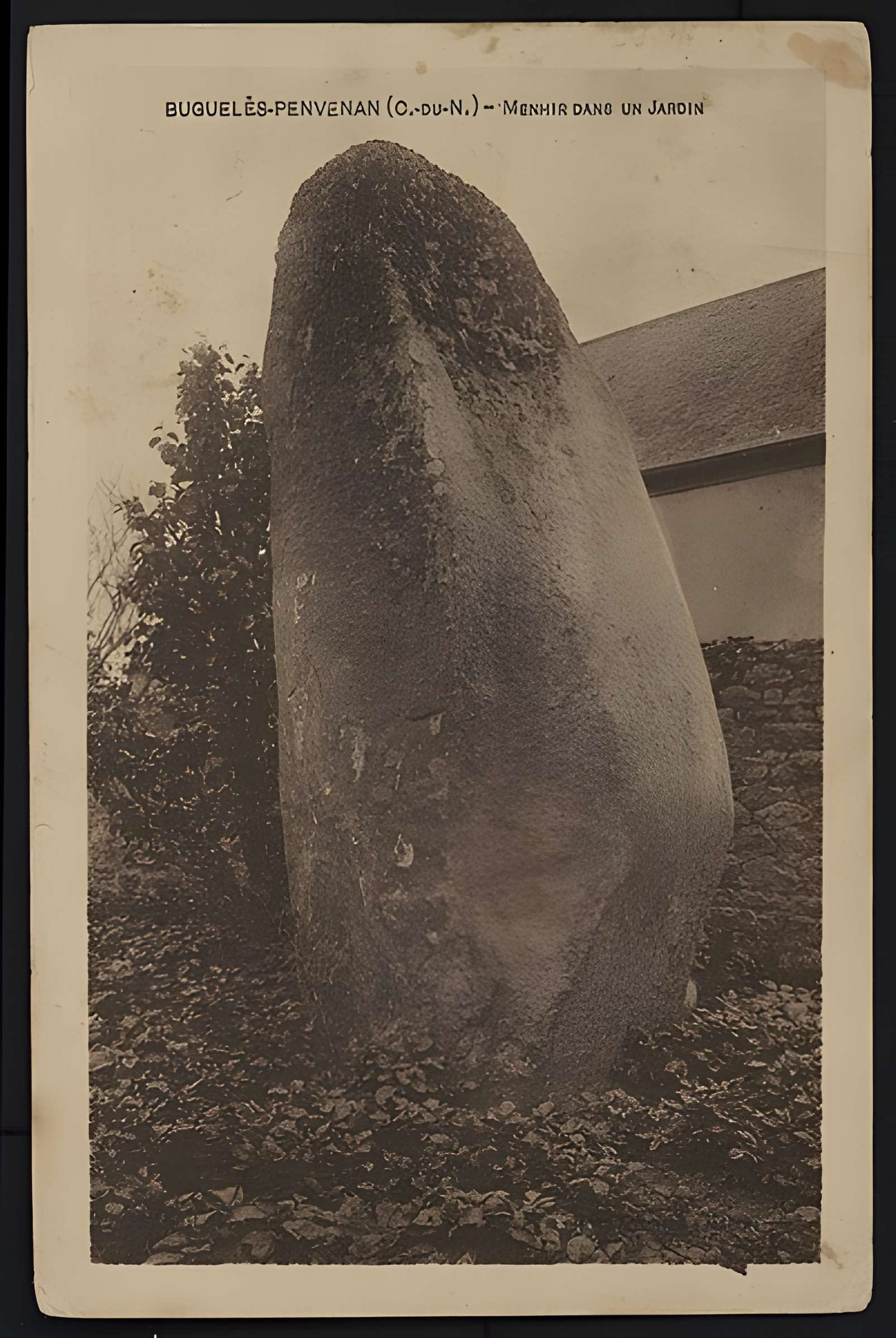 Menhir de Kerbelven à Penvénan