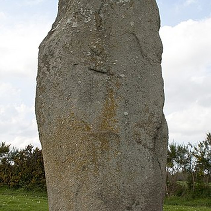 Photo de Menhir de Kerguézennec à Bégard