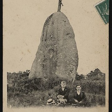 menhir de kerguezennec a begard