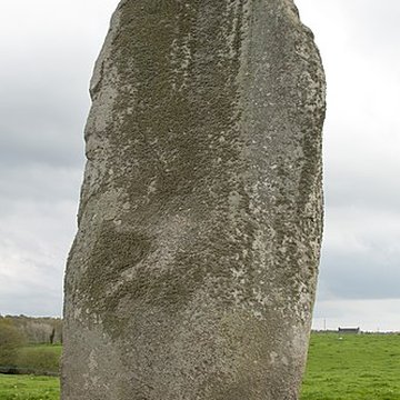 Menhir de Kerguézennec à Bégard
