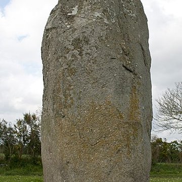 Menhir de Kerguézennec à Bégard