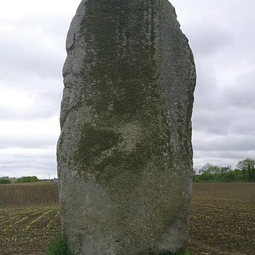Menhir de Kerguézennec à Bégard