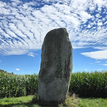 Menhir de Kerguézennec à Bégard