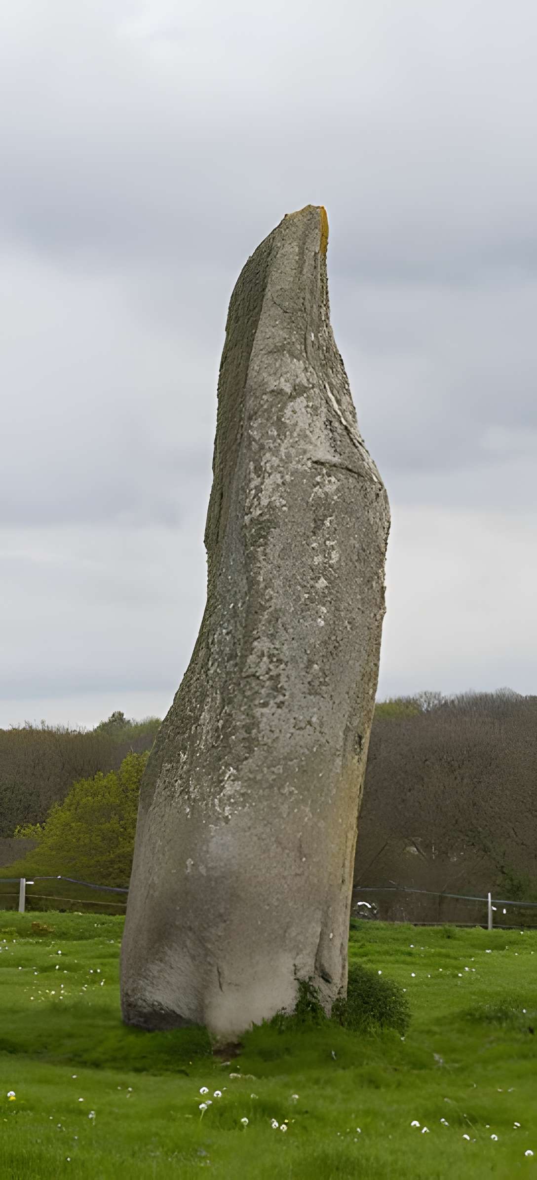 Menhir de Kerguézennec à Bégard