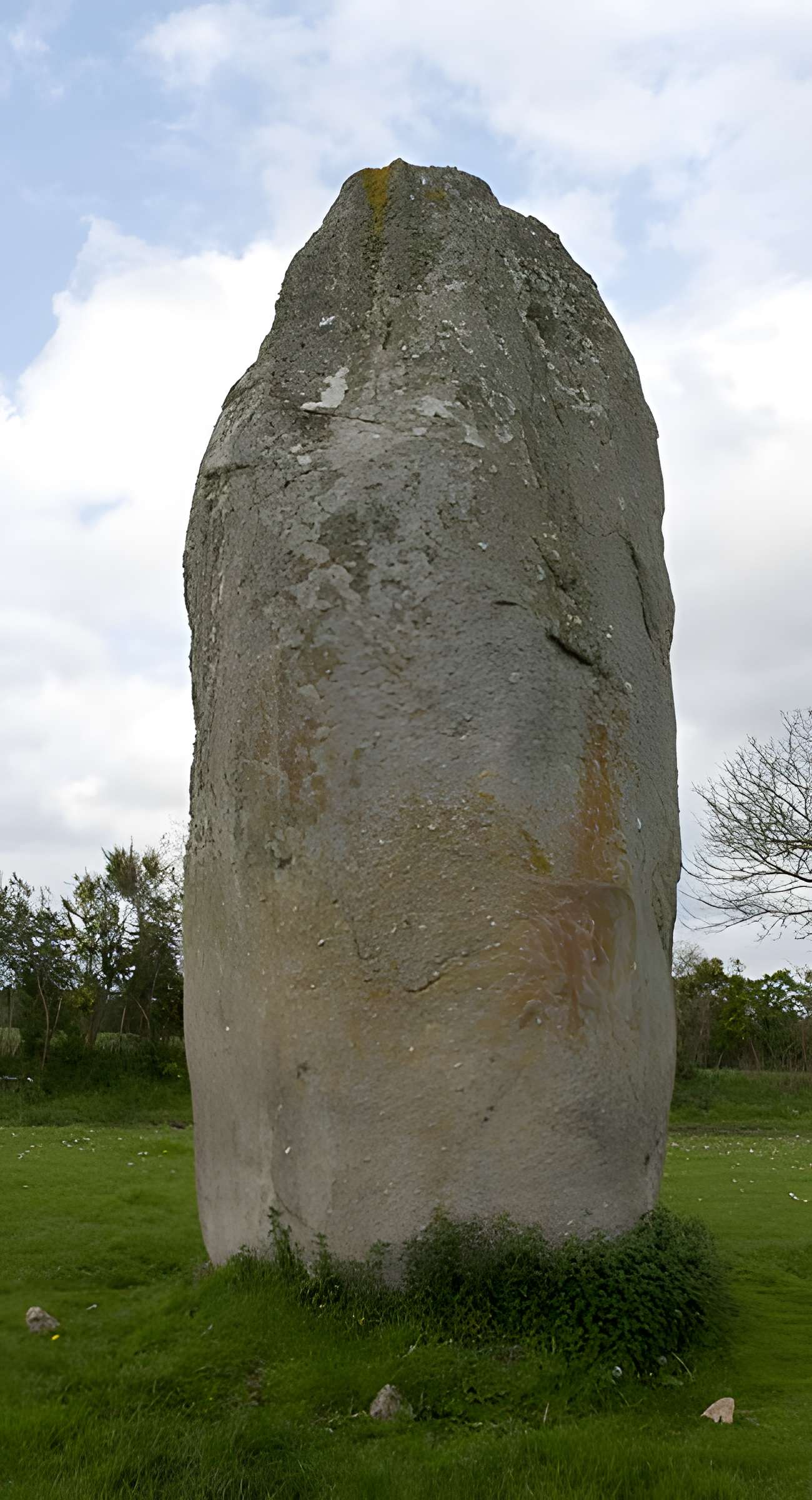 Menhir de Kerguézennec à Bégard