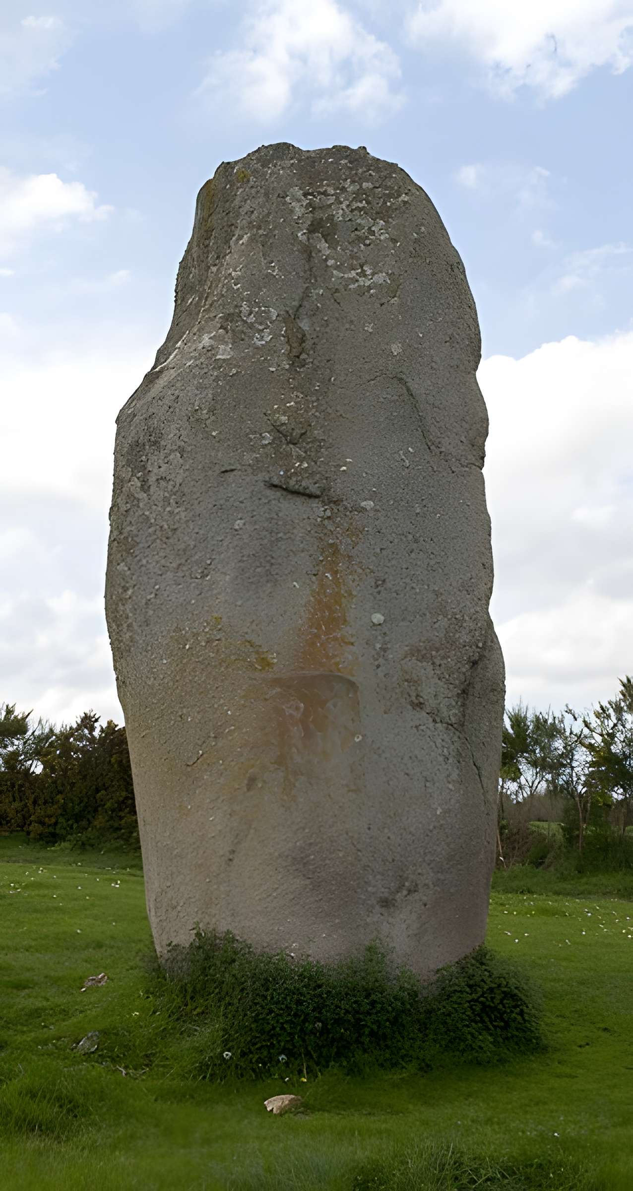 Menhir de Kerguézennec à Bégard