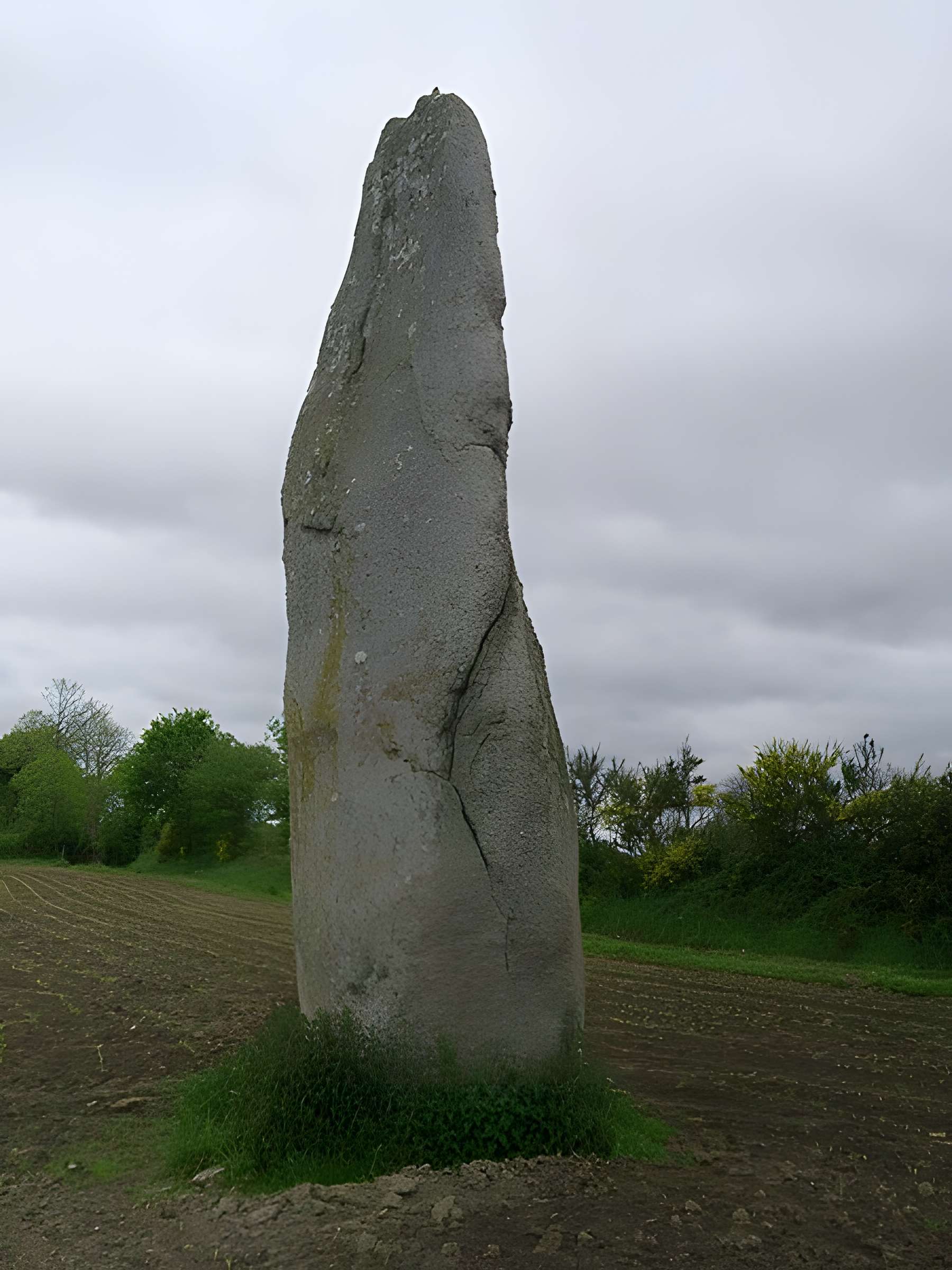 Menhir de Kerguézennec à Bégard
