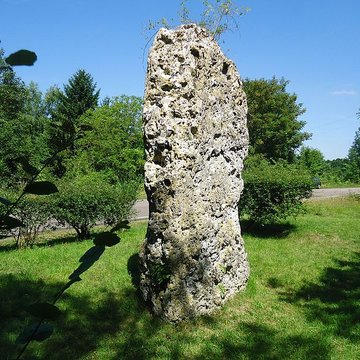 Menhir de la Basse Crémonville à Val-de-Reuil