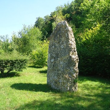 Menhir de la Basse Crémonville à Val-de-Reuil