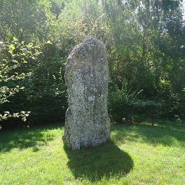 Menhir de la Basse Crémonville à Val-de-Reuil