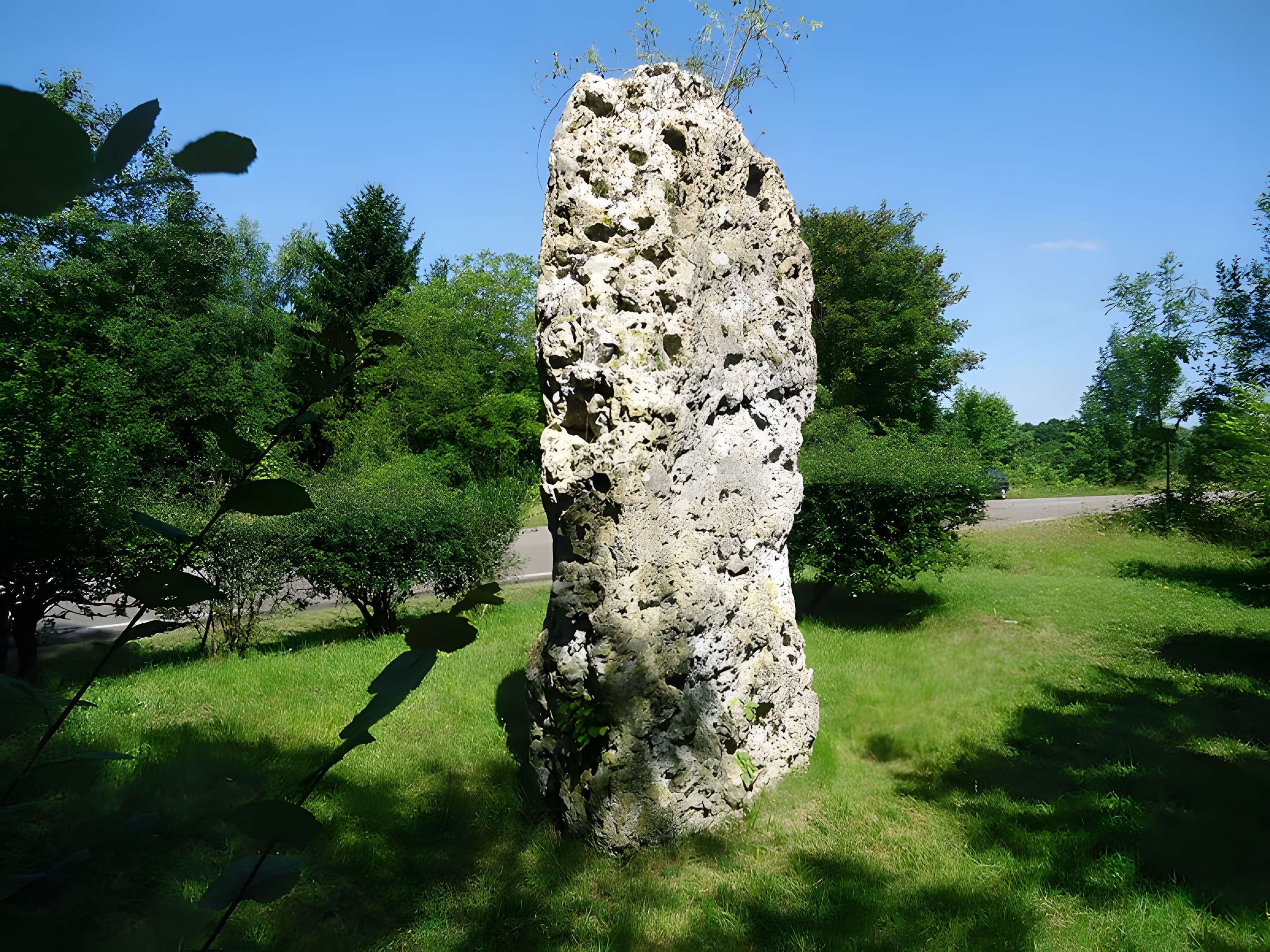 Menhir de la Basse Crémonville à Val-de-Reuil