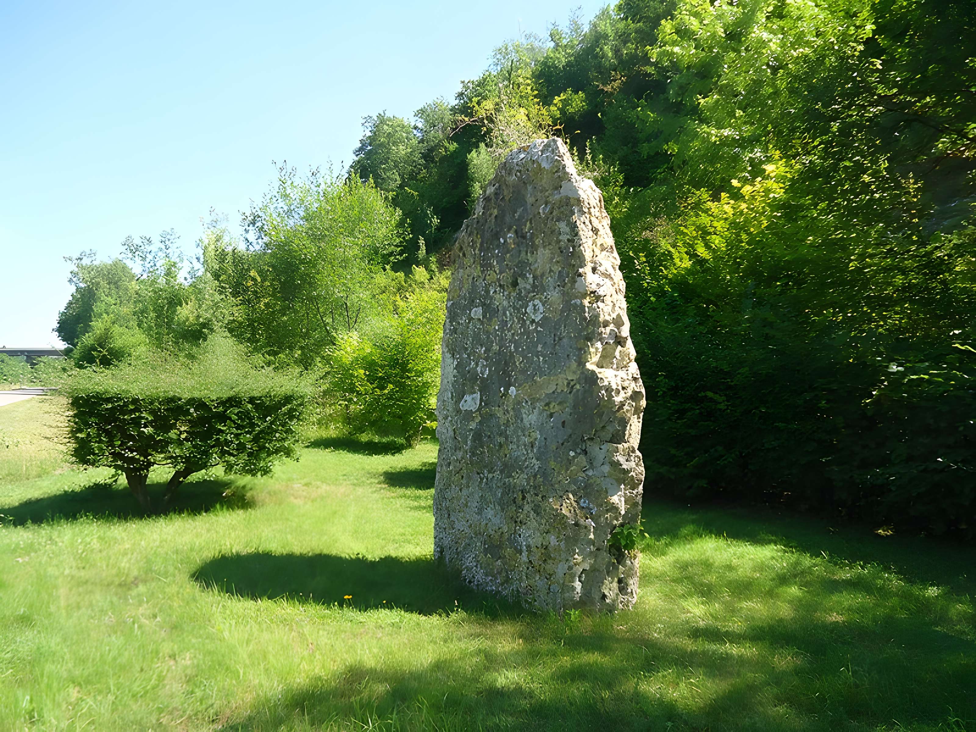 Menhir de la Basse Crémonville à Val-de-Reuil