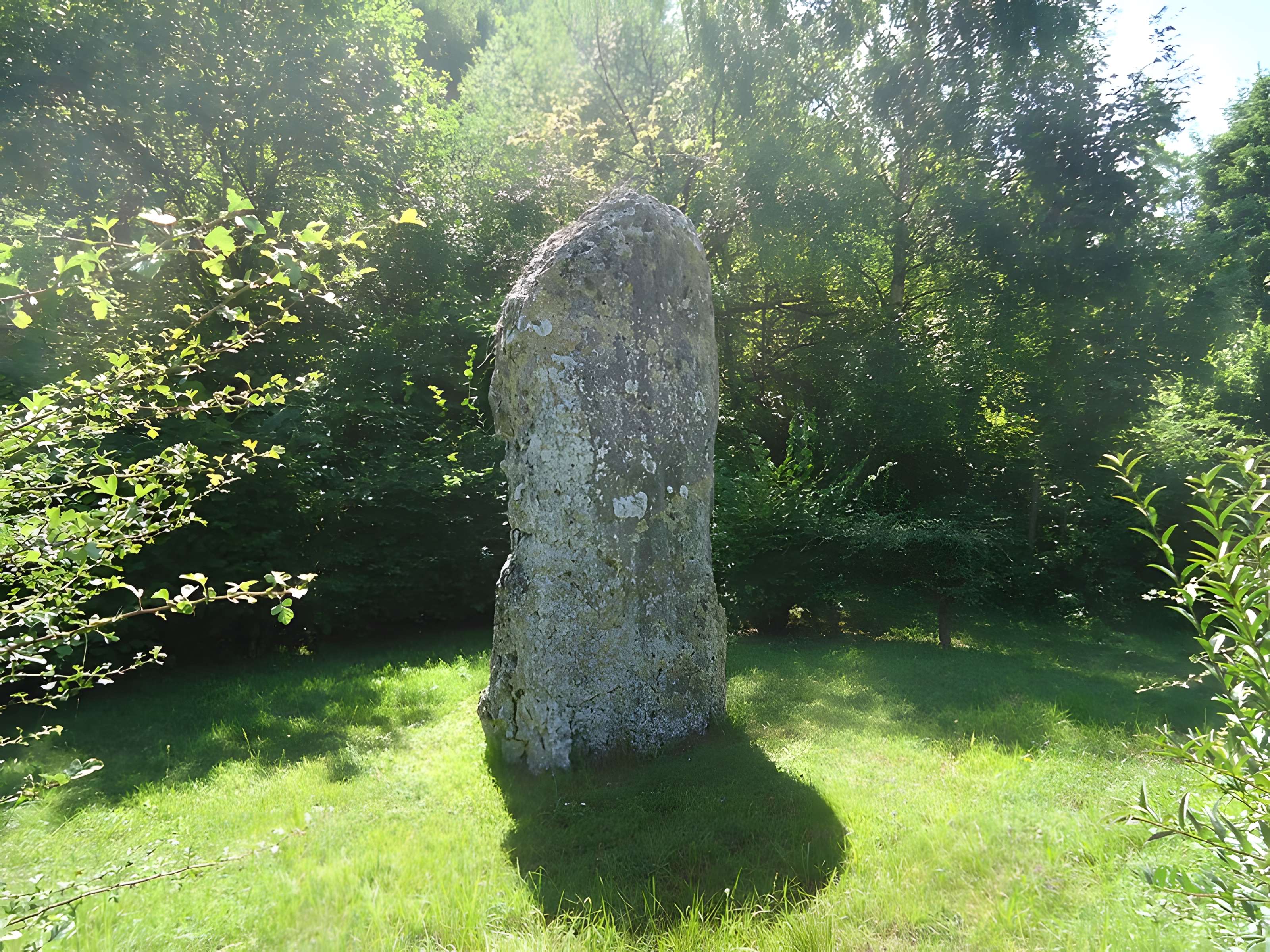 Menhir de la Basse Crémonville à Val-de-Reuil