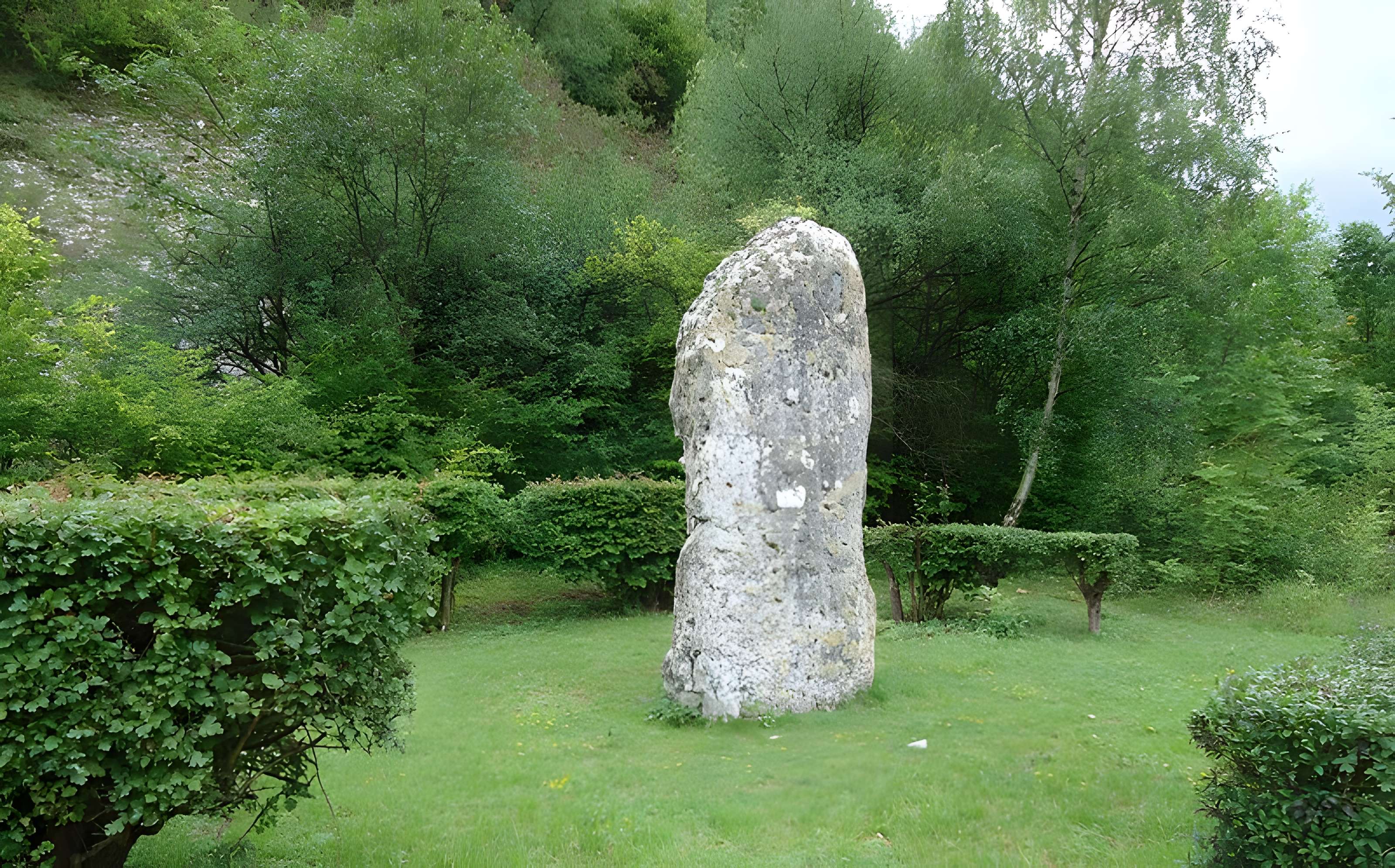 Menhir de la Basse Crémonville à Val-de-Reuil