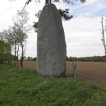 Menhir de la Pierre-Longue de Cuguen