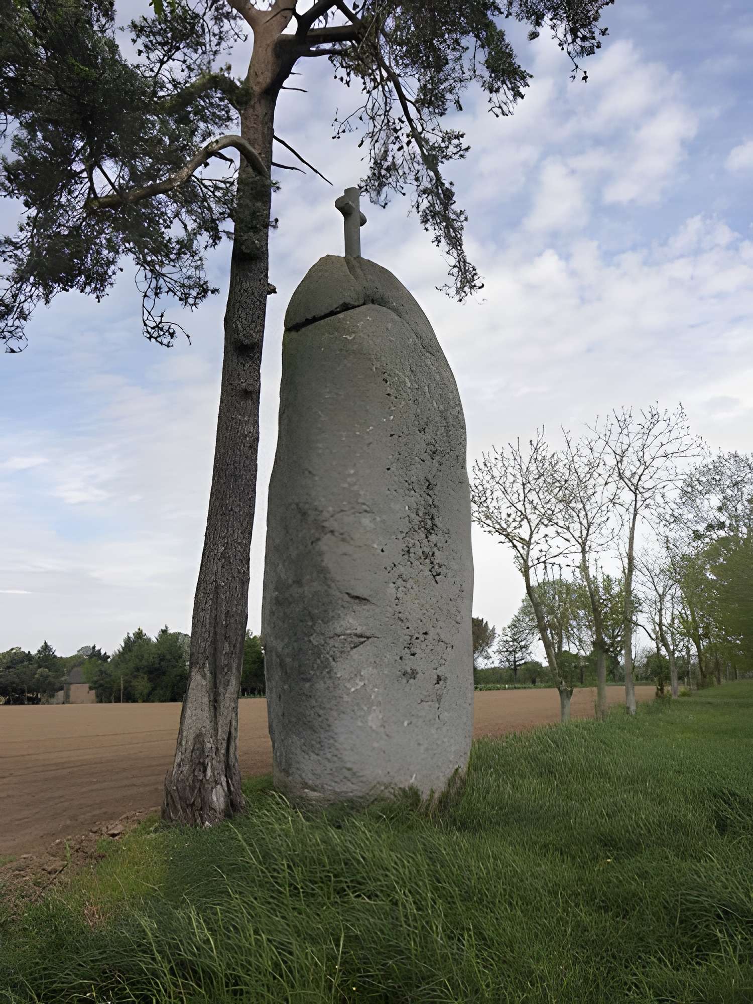 Menhir de la Pierre-Longue de Cuguen 