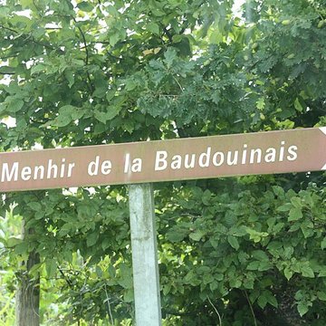 Menhir de la Roche Piquée de Livré-sur-Changeon