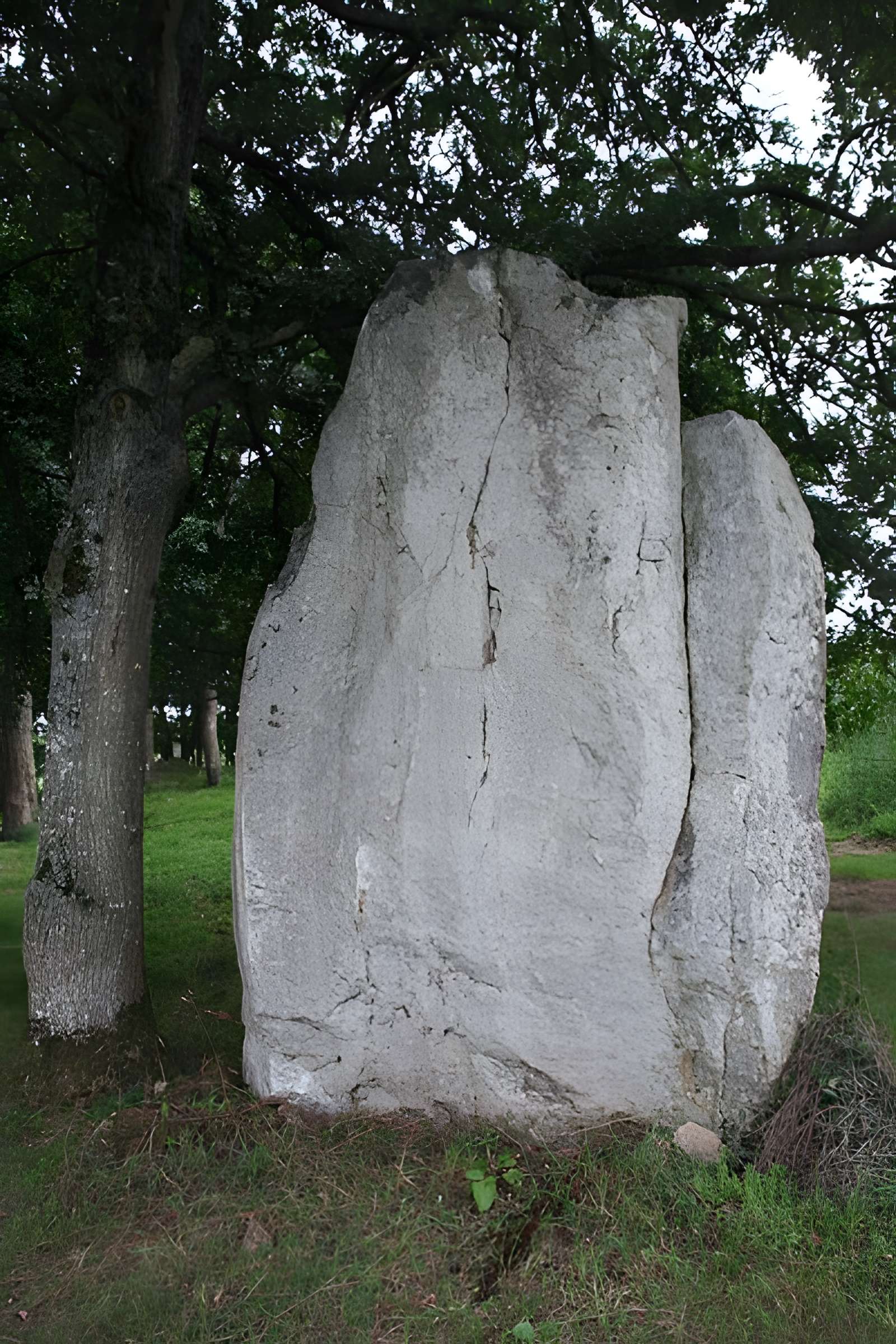 Menhir de la Roche Piquée de Livré-sur-Changeon 