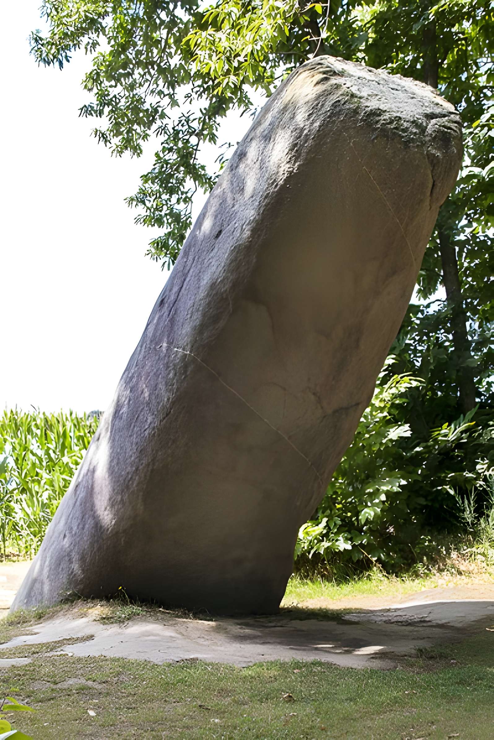Menhir de la Tremblais de Saint-Samson-sur-Rance