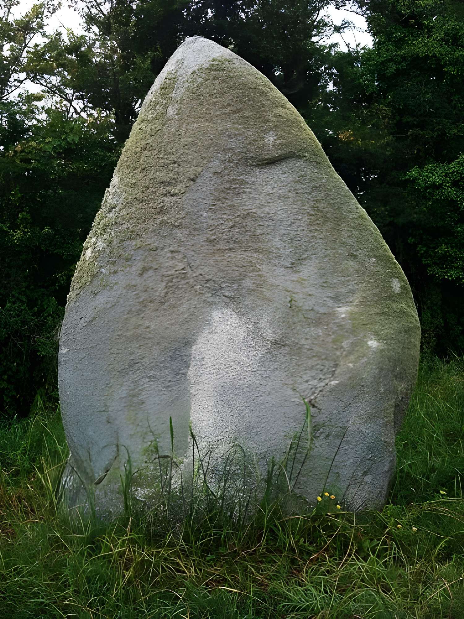 Menhir de Lanvar à Guilvinec 