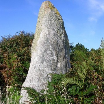 menhir de luguenez a beuzec cap sizun