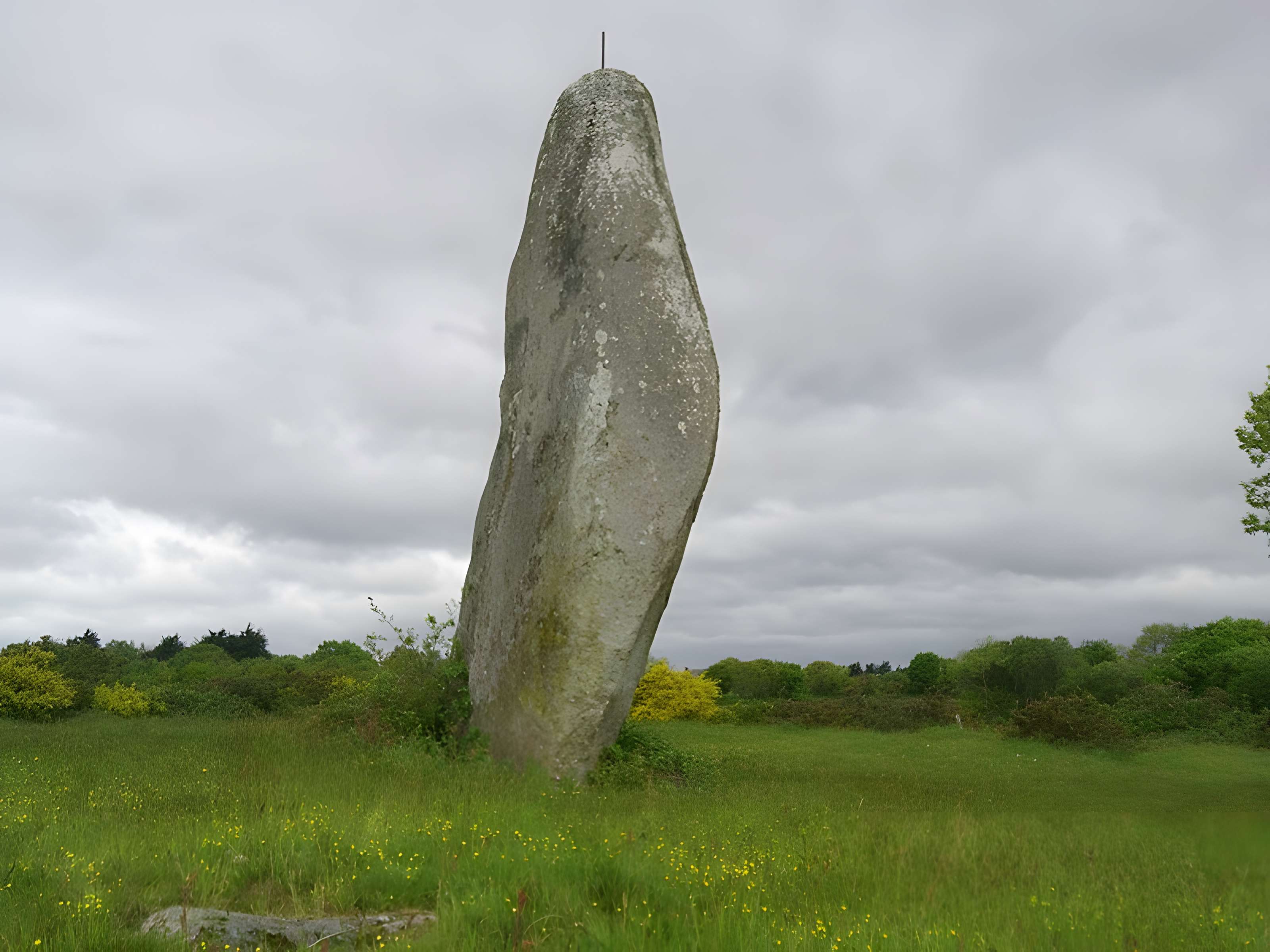 Menhir de Minhir à Pédernec